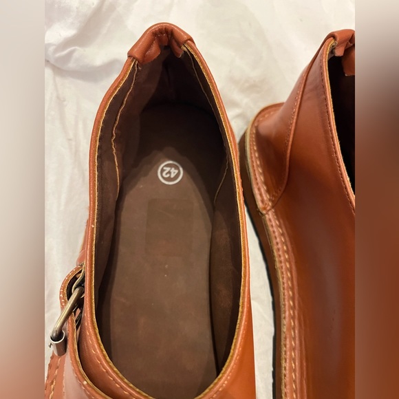 Camel color leather sandal Size 9 or 42 Euro, buckle side - Picture 2 of 5